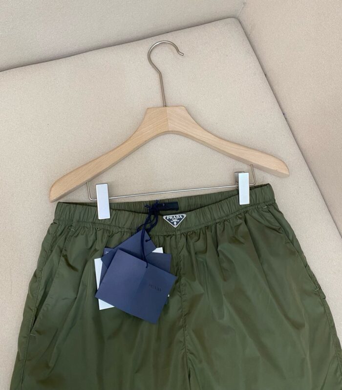 Pantaloni verde oliva leggeri da esterno con etichetta, pronti per essere indossati.