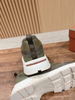 Sneaker verde oliva con suola bianca, dettagli moderni su superficie di legno, stile urbano e trendy.