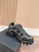 Sneaker verde oliva con suola rugged, dettagli moderni e stile urbano resistente.