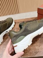 Scarpe sneakers verde oliva con suola bianca, design moderno e comfort ideale per street style.