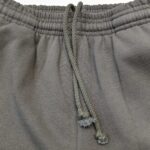 Pantaloni jogger grigi con cintura elasticizzata e cordoncini, comodi e versatili per il casual.