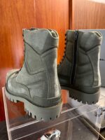 Stivali da trekking verde oliva con suola antiscivolo e design resistente, ideale per ogni avventura.