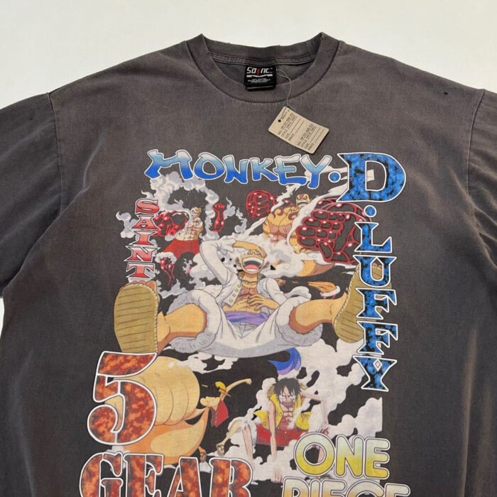 Maglietta One Piece Luffy Gear 5, design vibrante e dinamico, perfetta per i fan dell’anime.