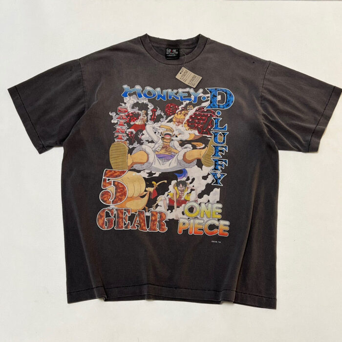 T-shirt nero One Piece con Monkey D. Luffy Gear 5, design colorato e energico, perfetto per i fan.