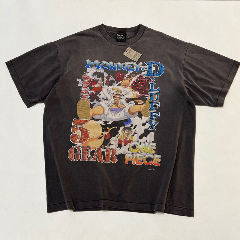 T-shirt nero One Piece con Monkey D. Luffy Gear 5, design colorato e energico, perfetto per i fan.