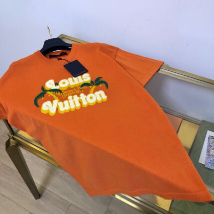 Maglietta Louis Vuitton arancione con design tropicale, stile casual e sorprendente eleganza.