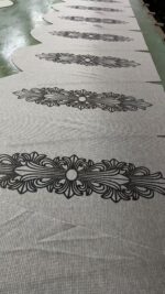 Fasci di tessuto ornato con motivi floreali e paisley per progetti di cucito e decorazione.