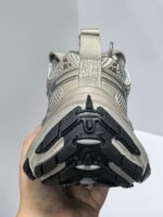 Sneaker da outdoor con suola antiscivolo, supporto, trazione e tirante posteriore, beige e nero.