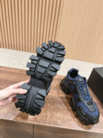 Scarpe da outdoor navy con suola robusta antiscivolo, design moderno e traspirante.