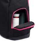 Zaino nero resistente con dettagli rosa, porta acqua e spazi organizzati per attività quotidiane.