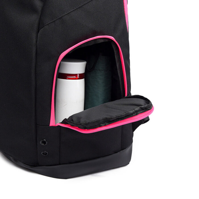 Zaino nero resistente con dettagli rosa, porta acqua e spazi organizzati per attività quotidiane.