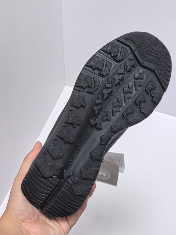 Suola robusta da outdoor con trazione, ideale per trail e attività allaperto.
