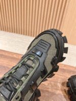 Sneaker outdoor verde oliva con dettagli neri, suola robusta e grip per attività allaperto.
