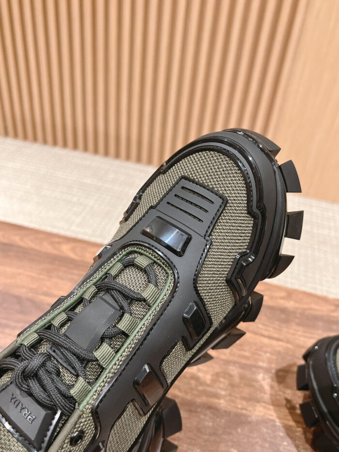 Sneaker outdoor verde oliva con dettagli neri, suola robusta e grip per attività allaperto.