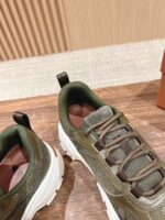 Sneakers verde oliva resistenti, comode e moderne per avventure allaperto e stile casual.