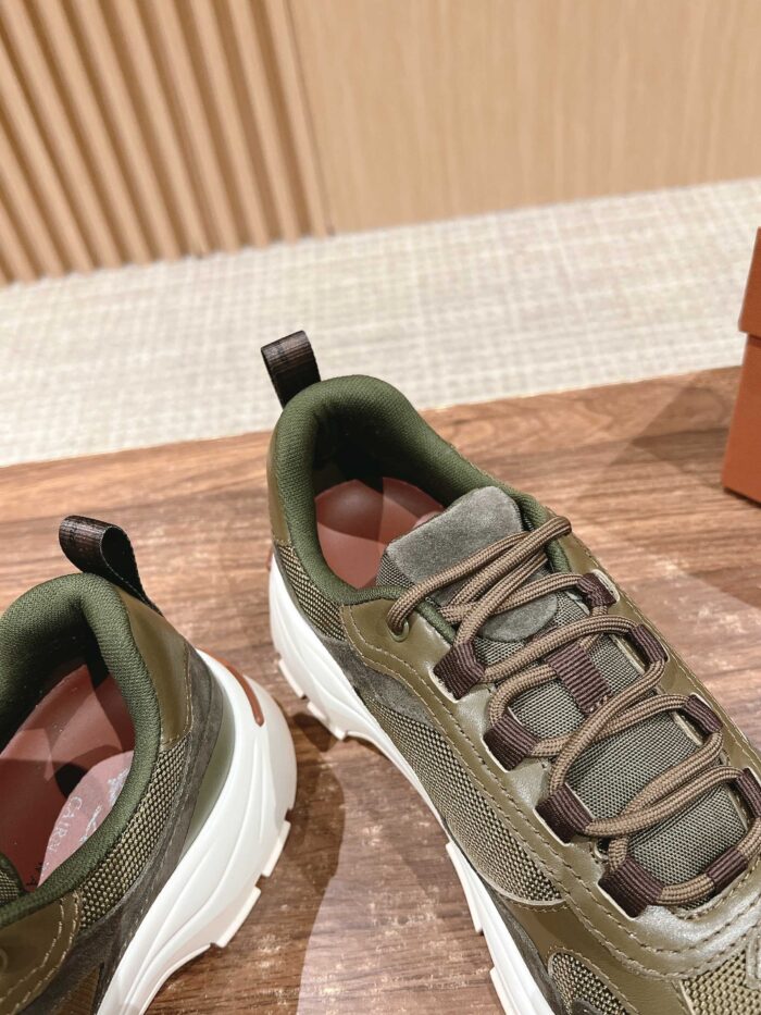 Sneakers verde oliva resistenti, comode e moderne per avventure allaperto e stile casual.