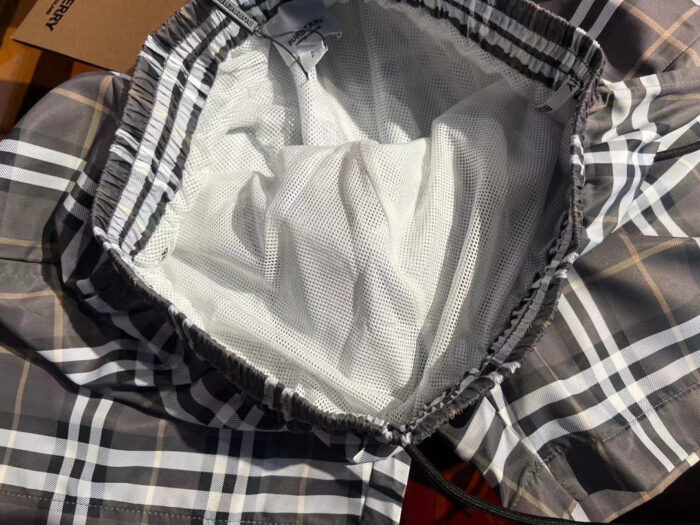 Giacca leggera a quadri con fodera in mesh ventilato e bordo elasticizzato.