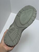 Suola verde per outdoor e sport, con trazione antiscivolo e design ergonomico.