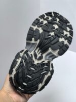 Suola outdoor con grip antiscivolo e trame profonde per escursioni e sport outdoor.