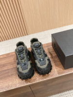 Scarpe sportive da outdoor green e nere con suola robusta, perfette per avventure allaperto.