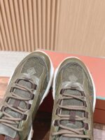 Sneakers tattiche outdoor verde oliva con lacci marroni, design resistente e versatile per avventure.