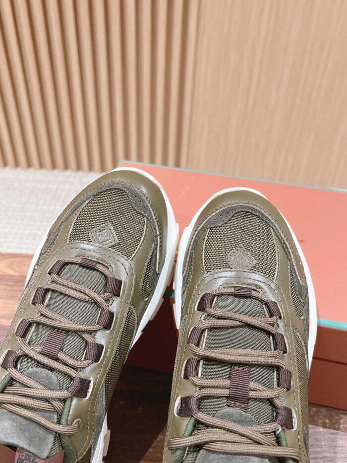 Sneakers tattiche outdoor verde oliva con lacci marroni, design resistente e versatile per avventure.
