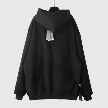 Felpa oversize nera, comoda e versatile, ideale per look casual e relax.