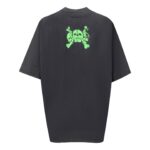 T-shirt oversize nera con grafica skull e mani scheletriche verde lime sul retro.