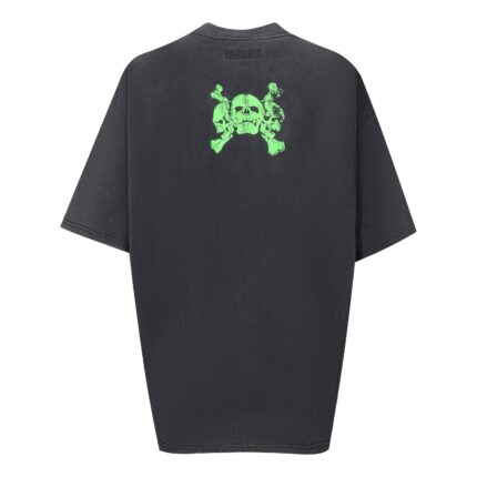 T-shirt oversize nera con grafica skull e mani scheletriche verde lime sul retro.
