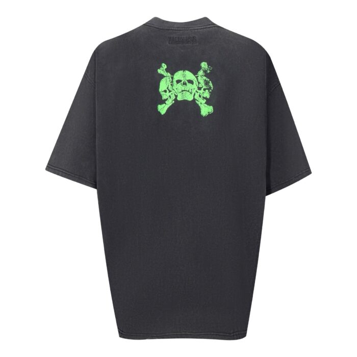 T-shirt oversize nera con grafica skull e mani scheletriche verde lime sul retro.