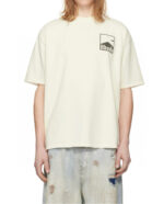 Completo casual con maglietta oversize crema e shorts in denim distressed.