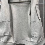 Felpa grigia oversize casual con tasche, ideale per 느낌 di comfort e stile quotidiano.