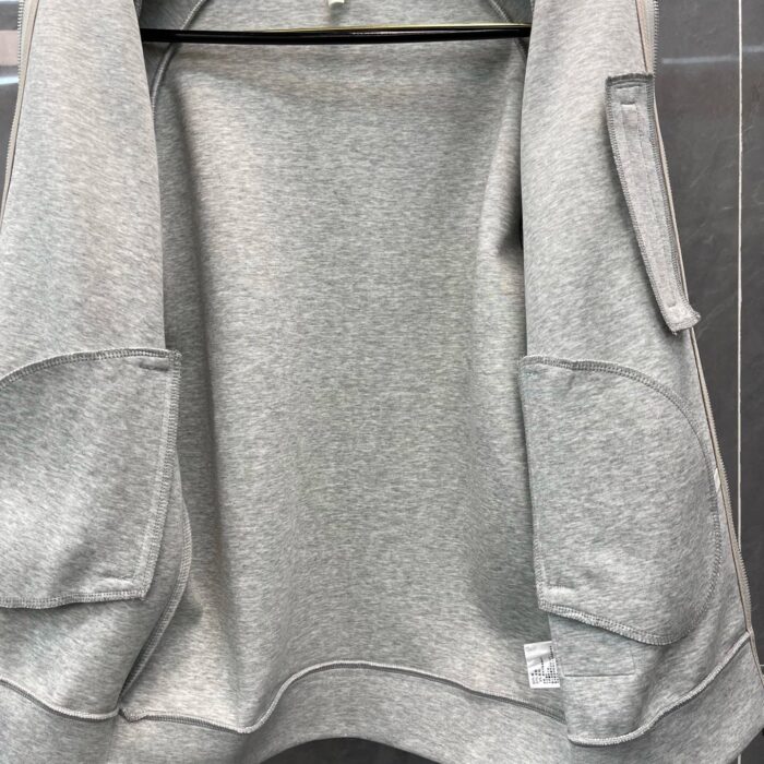 Felpa grigia oversize casual con tasche, ideale per 느낌 di comfort e stile quotidiano.