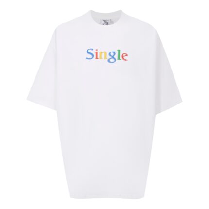 T-shirt oversized bianco con scritta colorata Single, stile casual e divertente.