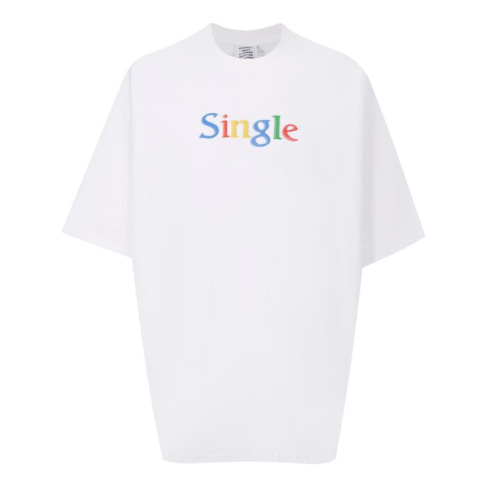 T-shirt oversized bianco con scritta colorata Single, stile casual e divertente.
