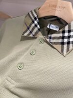 Polo Burberry verde pallido con colletto check classico, tessuto morbido e stile elegante.