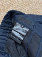 Pantaloni navy con vita elastica, etichetta centrale, tessuto morbido e confortevole.