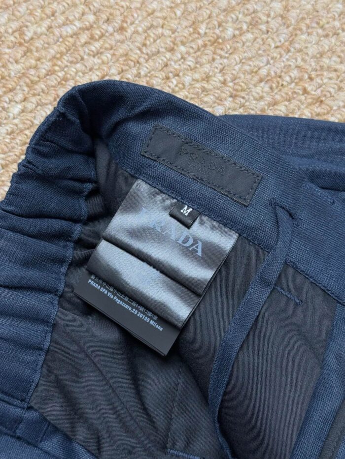 Pantaloni navy con vita elastica, etichetta centrale, tessuto morbido e confortevole.
