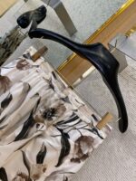 Pantaloni Leggeri Con Motivo Floreale Su Appendiabiti Nero Elegante In Ambiente Raffinato