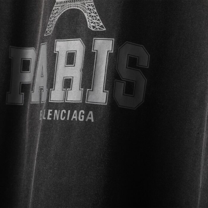 Maglietta Balenciaga nera con stampa Eiffel e Parigi, stile urbano e moda di lusso raffinata.