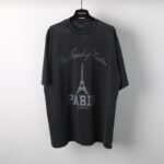 T-shirt oversize nero con Torre Eiffel, testo elegante e stile casual chic.