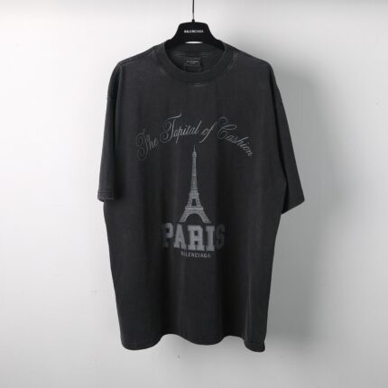 T-shirt oversize nero con Torre Eiffel, testo elegante e stile casual chic.