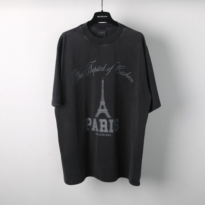 T-shirt oversize nero con Torre Eiffel, testo elegante e stile casual chic.
