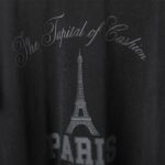 T-shirt nera con Torre Eiffel e Paris, stile elegante e cosmopolita.