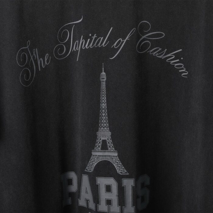 T-shirt nera con Torre Eiffel e Paris, stile elegante e cosmopolita.