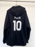 Felpa nera oversize con stampa Paris 10, stile sportivo e design minimalista.