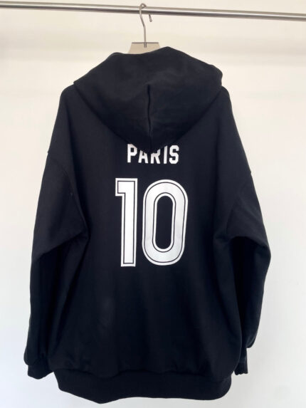 Felpa nera oversize con stampa Paris 10, stile sportivo e design minimalista.