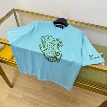 T-shirt blu pastello con grafica artistica di cane e firma signature, stile moderno e casual.