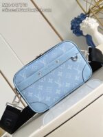 Borsa Louis Vuitton pastello blu, elegante e versatile con dettagli raffinati e tracolla regolabile.