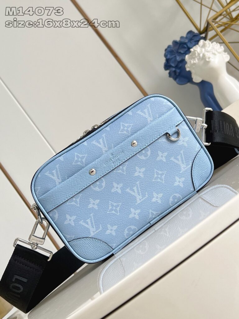 Borsa Louis Vuitton pastello blu, elegante e versatile con dettagli raffinati e tracolla regolabile.